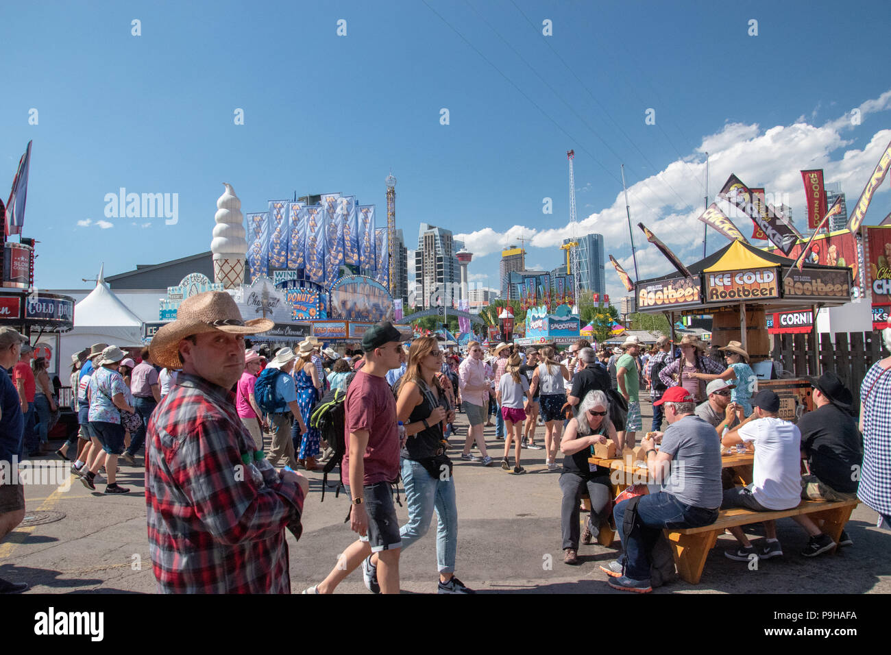 La folla vicino i fornitori di prodotti alimentari a Calgary Stampede, Stampede Grounds, Calgary, Alberta, Canada Foto Stock