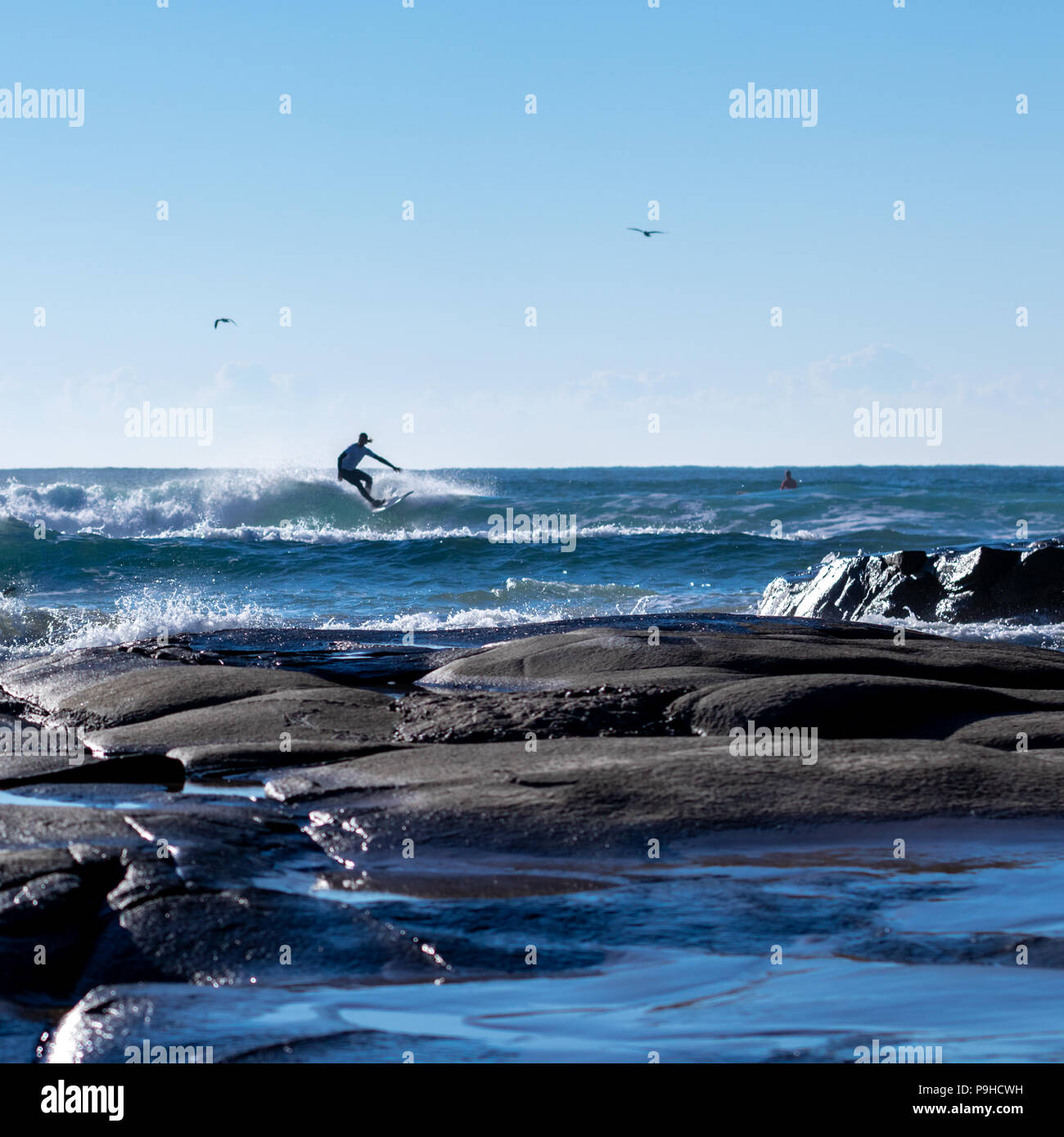 La mattina presto del surfista in australia Foto Stock