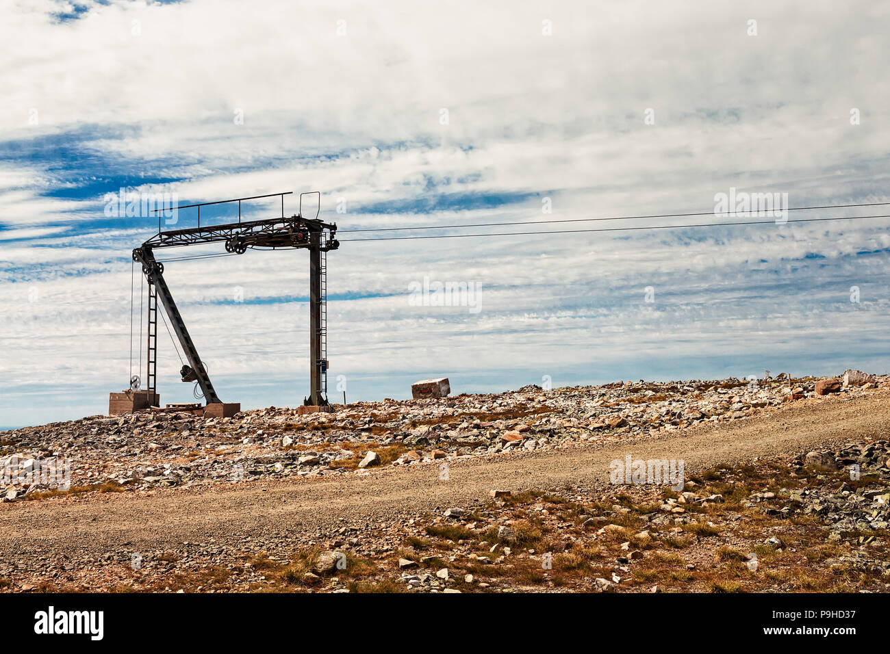 Ski lift tower e un carrello di legno sulla parte superiore del Ylläs fjell in Lapponia. Il terreno roccioso quasi assomiglia a un terreno di un altro pianeta. Foto Stock
