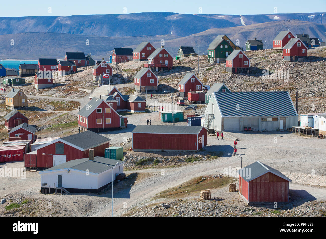 Colorato township di Ittoqqortoormiit in Scoresby Sound, Groenlandia Foto Stock