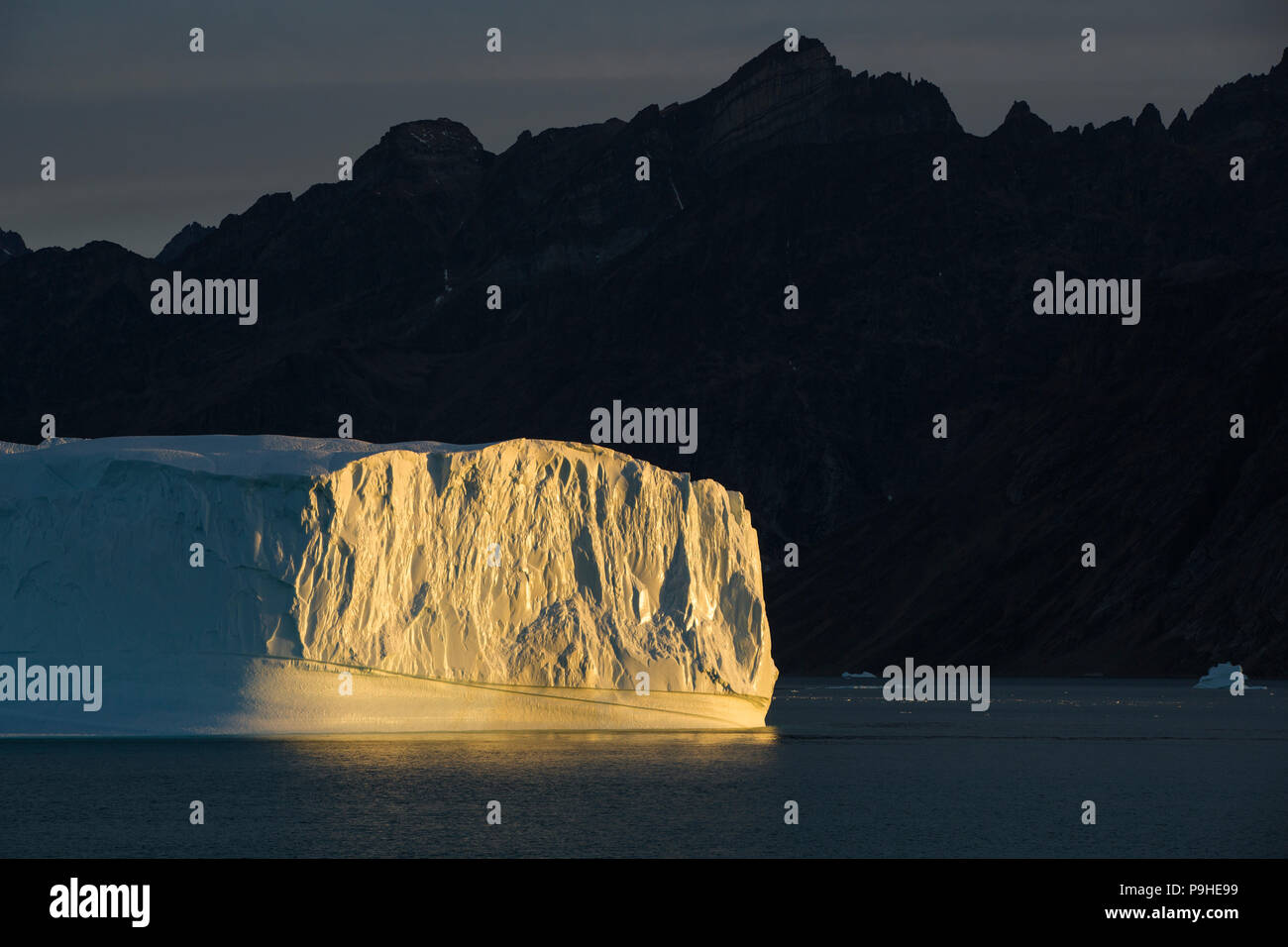 Grandi Iceberg nella luce della sera, Scoresby Sound, Groenlandia orientale Foto Stock