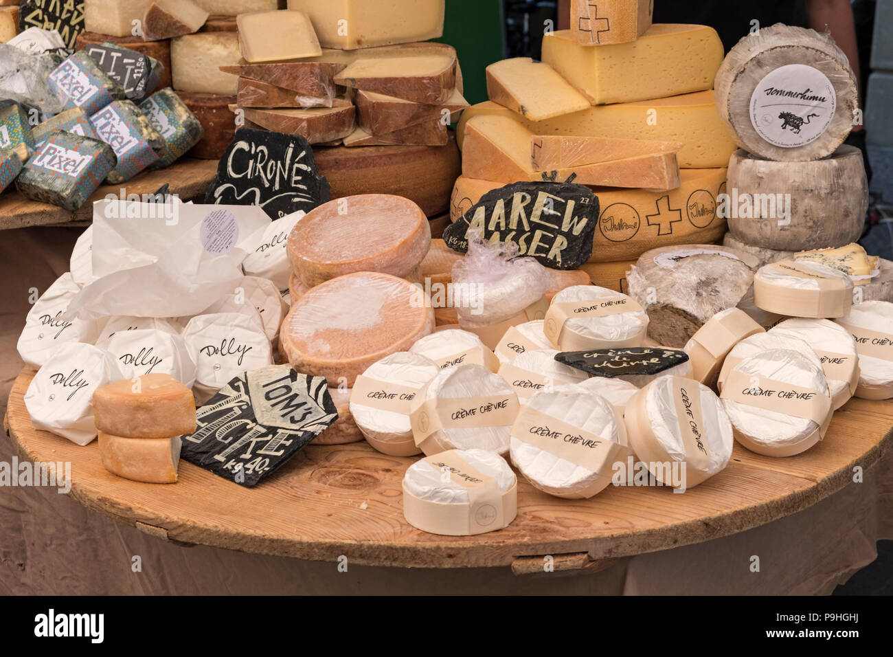 Formaggi svizzeri Münstergasse street market città vecchia di Berna Foto Stock