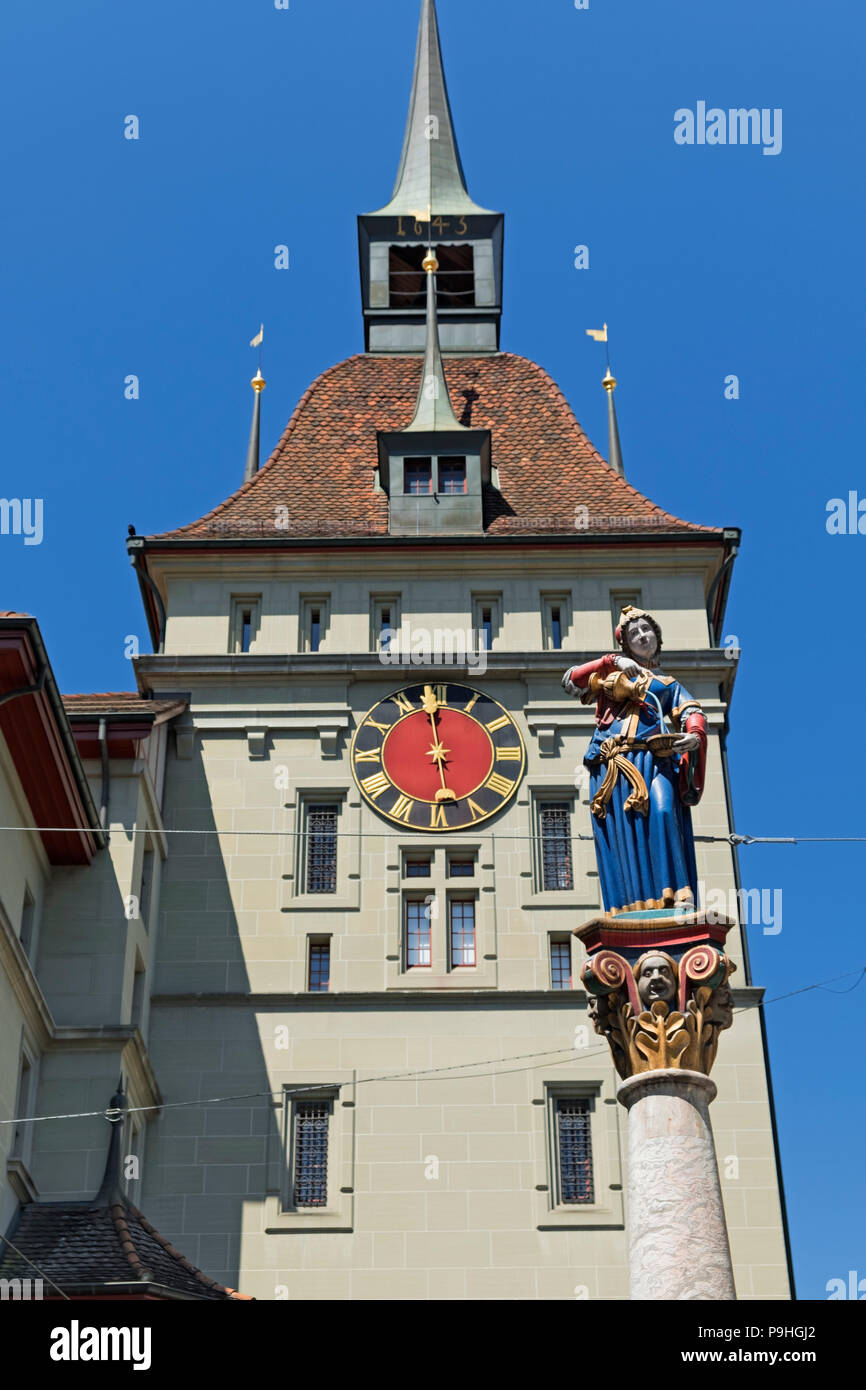 Käfigturm Torre della prigione e Anna Seiler Brunnen Statua fontana città vecchia di Berna Foto Stock