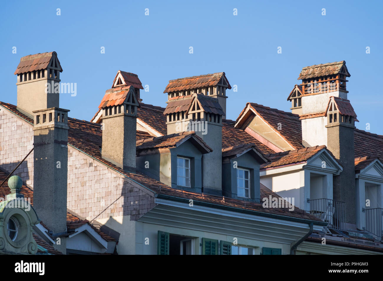 Camini e sui tetti della città vecchia di Berna Foto Stock