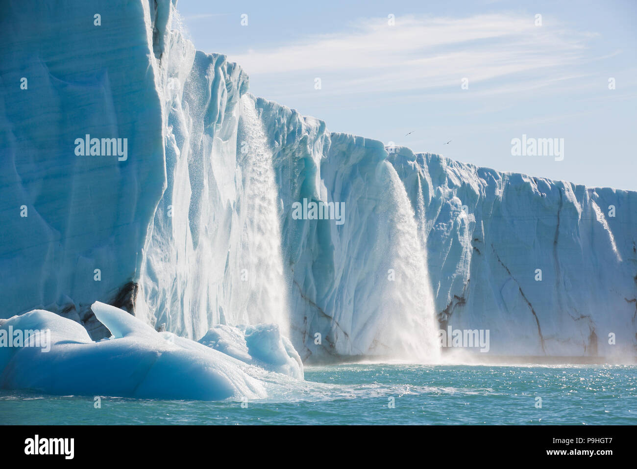 Cascate di acqua di disgelo caduta in mare dal ghiaccio Austfonna Cap in Svalbard Foto Stock