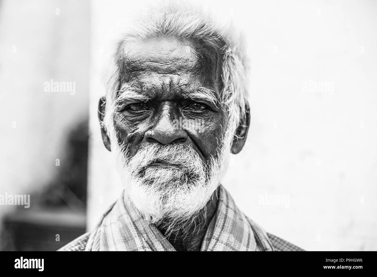 Pondicherry, PUDUCHERRY, Tamil Nadu, India - SETTEMBRE CIRCA, 2017. Un vecchio unidentifed senior indian povero uomo ritratto con un marrone scuro faccia spiegazzata Foto Stock