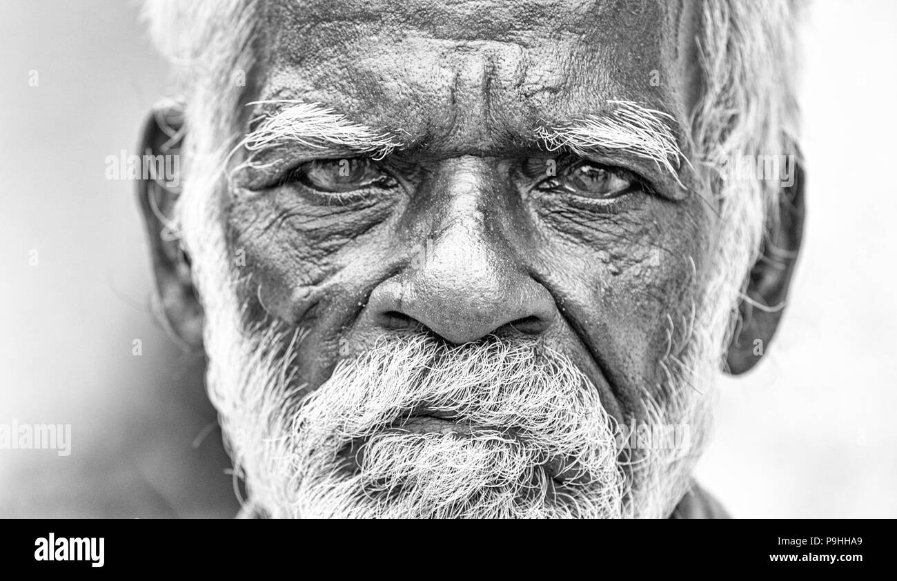 Pondicherry, PUDUCHERRY, Tamil Nadu, India - SETTEMBRE CIRCA, 2017. Un vecchio unidentifed senior indian povero uomo ritratto con un marrone scuro faccia spiegazzata Foto Stock