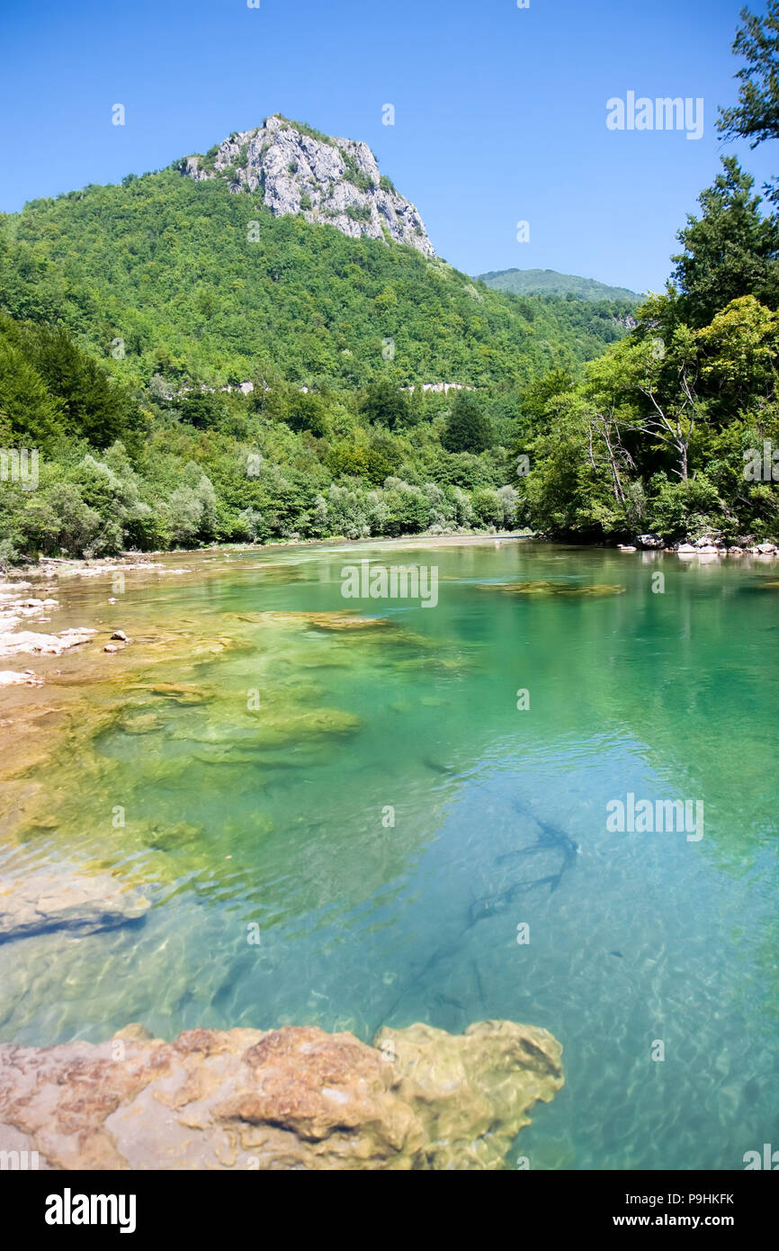 Bel colore di canyon del fiume Neretva nelle montagne bosniache, in Bosnia ed Erzegovina Foto Stock