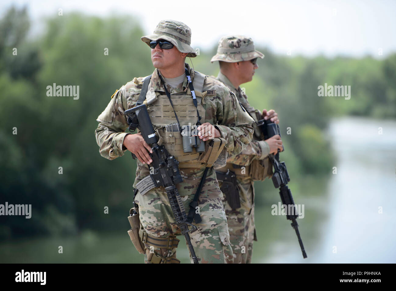 I soldati della Texas National Guard scansiona le rive del Fiume Rio Grande in Starr County, Texas Aprile 10 come parte della Federal call-fino al confine Texas-Mexico. I soldati chiamati a dovere al confine di supporto partner federale e servono principalmente a osservare e ruoli di relazione Foto Stock