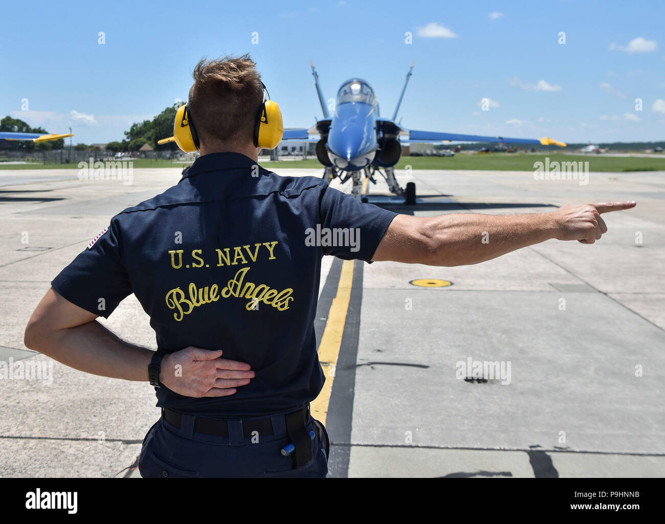 180712-N-UK306-3196 Pensacola NAS, Florida. (12 luglio 2018) Yeoman 2a classe Kyle legno, nativo di una città di arancia, Fla. assegnati per gli Stati Uniti Navy dimostrazione di volo squadrone, Blue Angels, segnali per un pilota sul flightline prima di una dimostrazione pratica prima della spiaggia di Pensacola Air Show. Il Blue Angels sono programmati per eseguire più di 60 dimostrazioni di più di 30 sedi negli Stati Uniti e in Canada nel 2018. (U.S. Foto di Marina di Massa lo specialista di comunicazione 2a classe Timoteo Schumaker/rilasciato) Foto Stock