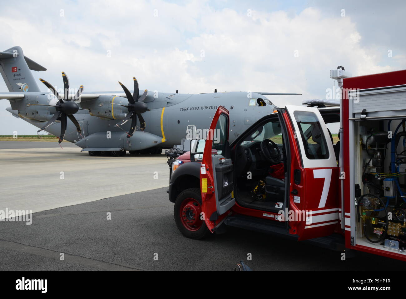 Vista del bagno turco Airbus A400M durante la 424Air Base Squadron' Fire fighter esercizio, Wingene Air Base, Belgio, 12 luglio, 2018. (U.S. Esercito foto di Visual Information Specialist Pascal Demeuldre) Foto Stock