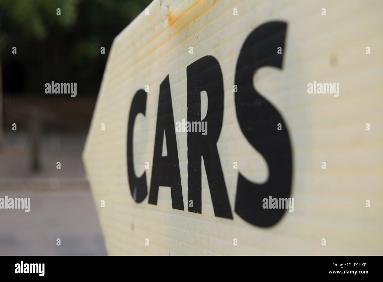 Segno di freccia indicante le vetture, in east twickenham, midlsex, Inghilterra, presumibilmente indicando le direzioni ad un rivenditore di auto Foto Stock