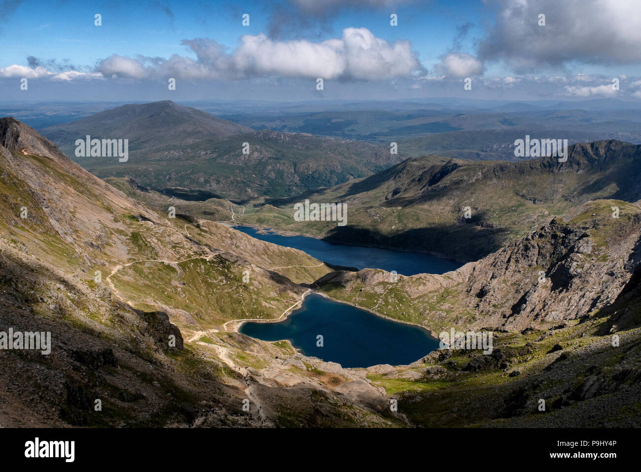 Walkers sul minatori via sopra Llyn Glaslyn e Llyn Llydaw sul lato orientale di Snowdon nel Parco Nazionale di Snowdonia, Galles. Foto Stock