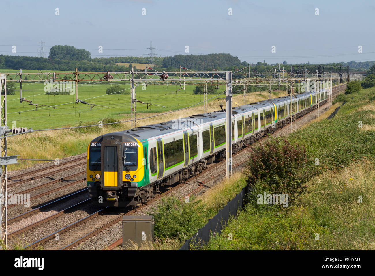 Classe tre 350 emu numeri 350266, 350120 e 350233 forma un West Midlands servizio treni a giunzione Ledburn il 30 giugno 2018. Foto Stock