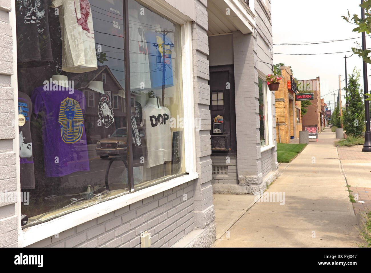 Vari negozi indipendenti, bar e linea servizi Waterloo Road nelle arti di Waterloo e al quartiere dei divertimenti in Cleveland, Ohio, USA. Foto Stock