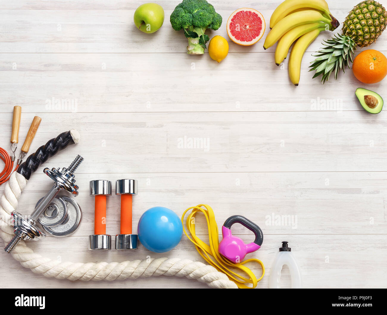 Attrezzature sportive e il cibo sano su un bianco sullo sfondo di legno. Vista dall'alto. La motivazione. Spazio Сopy. Foto Stock