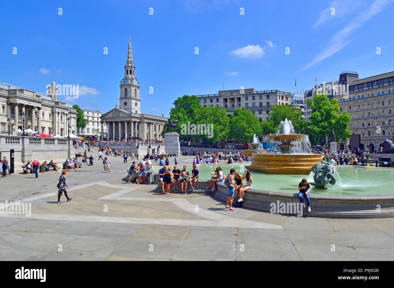 Trafalgar Square in una giornata di sole in luglio. Londra, Inghilterra, Regno Unito. Foto Stock