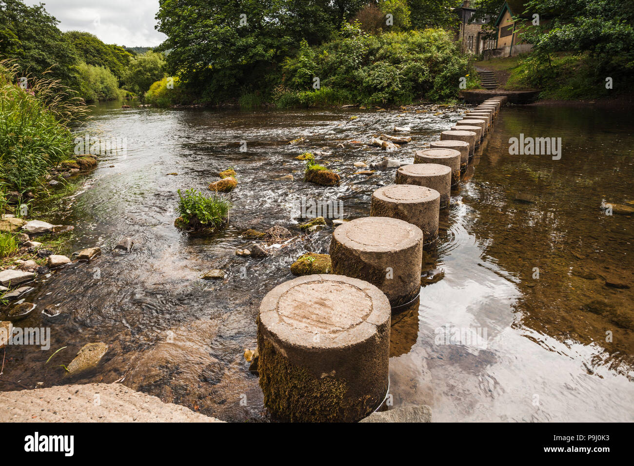 Il fiume Coquet e pietre miliari a Rothbury,Northumberland,l'Inghilterra,UK Foto Stock