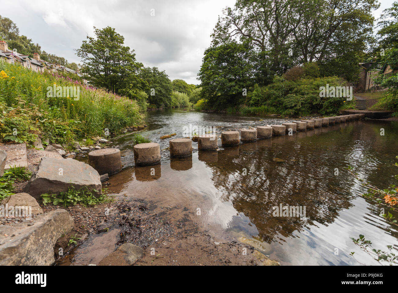 Il fiume Coquet e pietre miliari a Rothbury,Northumberland,l'Inghilterra,UK Foto Stock