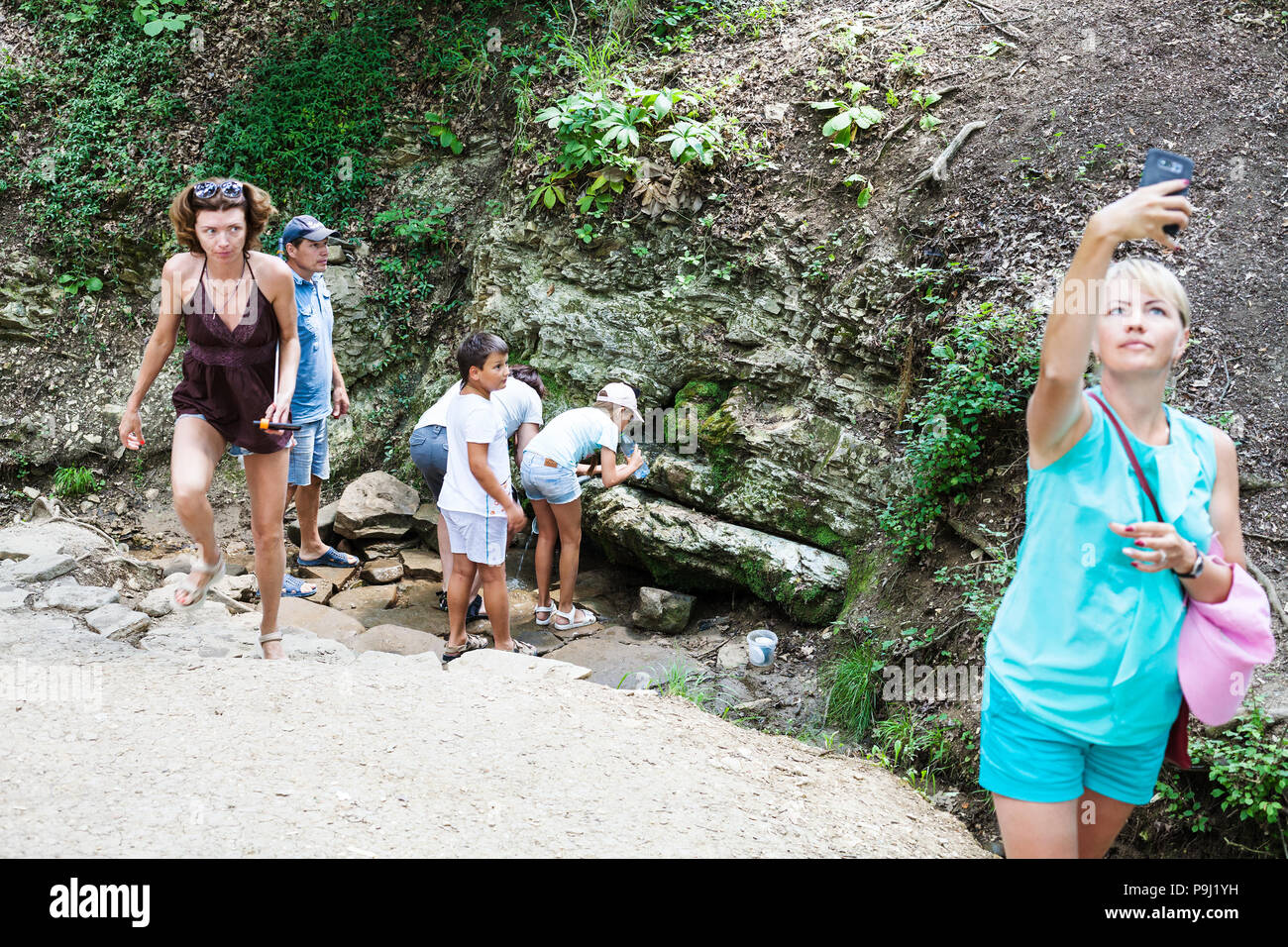 SHAPSUGSKAYA, RUSSIA - luglio 5, 2018: turisti vicino a Silver Spring (fonte di morti viventi e acqua) durante il tour per Shapsugskaya zona anomala in Abins Foto Stock