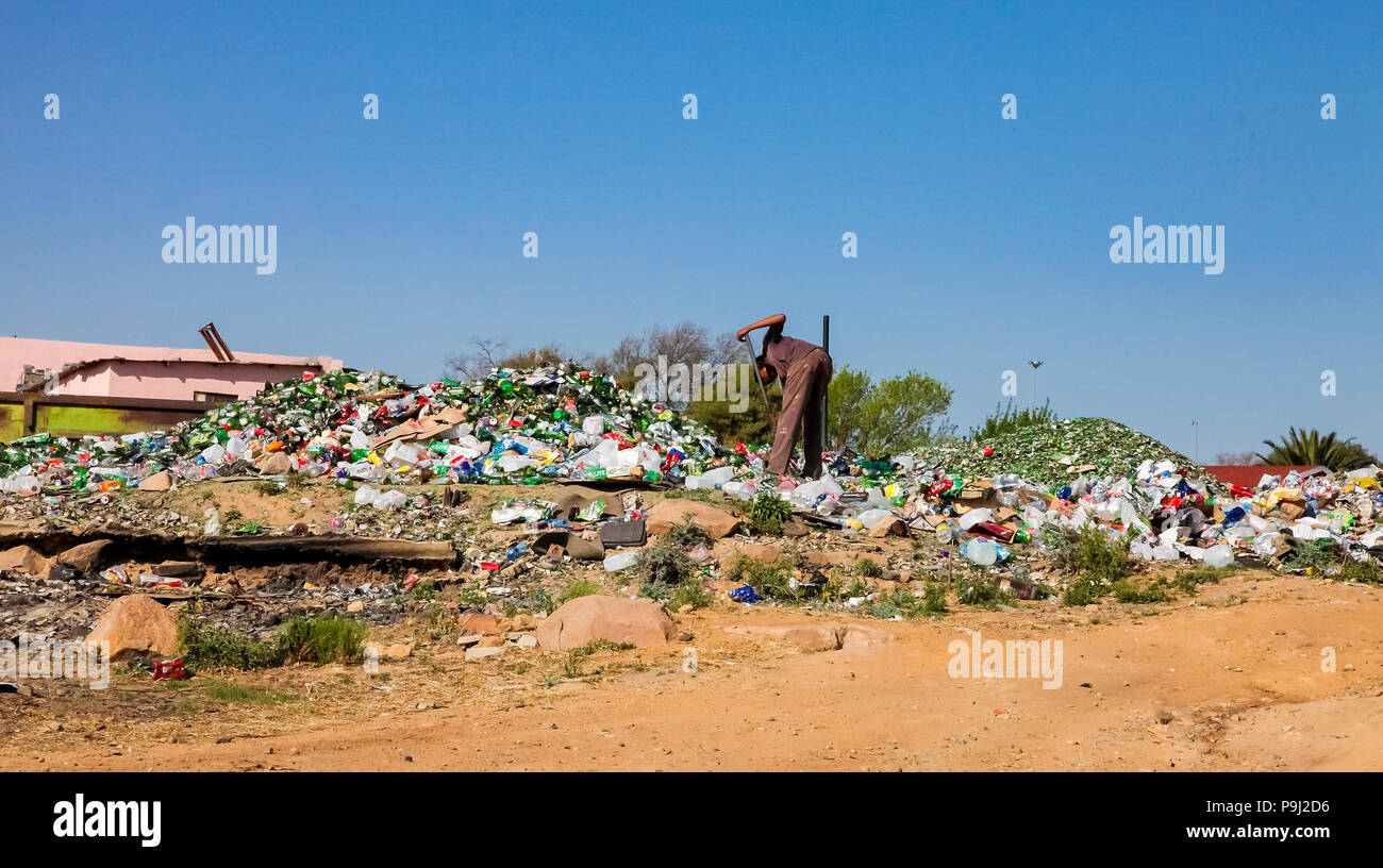 Johannesburg, Sud Africa, 11 settembre 2011, il riciclaggio di rifiuti di smistamento raccoglitrice di bottiglie di vetro nelle zone urbane SOWETO SUDAFRICA Foto Stock