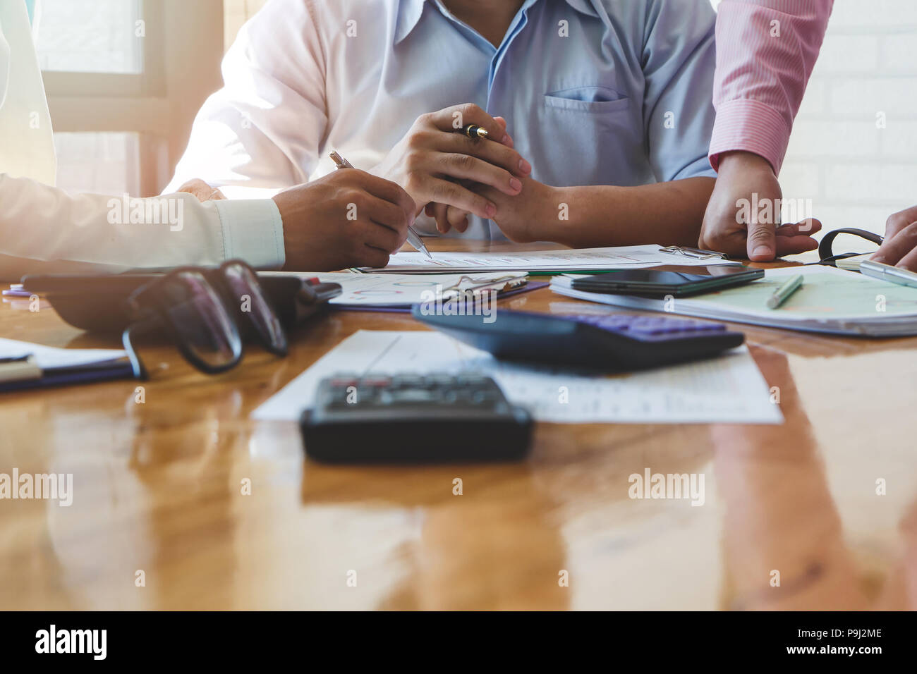 Riunioni di team aziendali e per discutere del piano di progetto. Imprenditori discutendo insieme in sala riunioni. Investitore professionale lavorando con il progetto di business Foto Stock