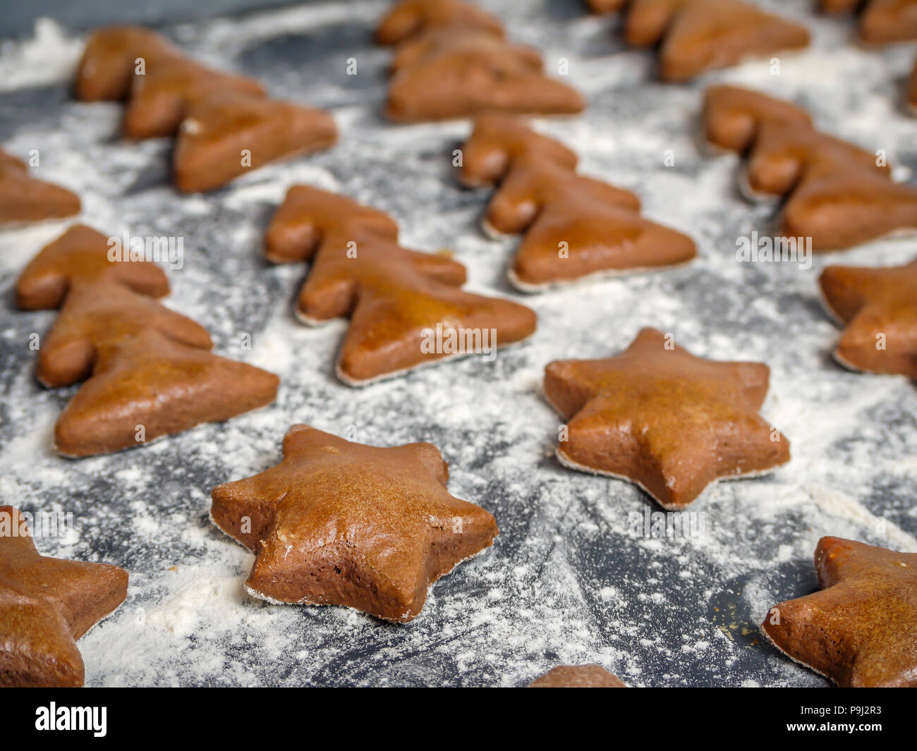 Fatta in Casa natale di panpepato e star xma tree-forma di cookie Foto Stock