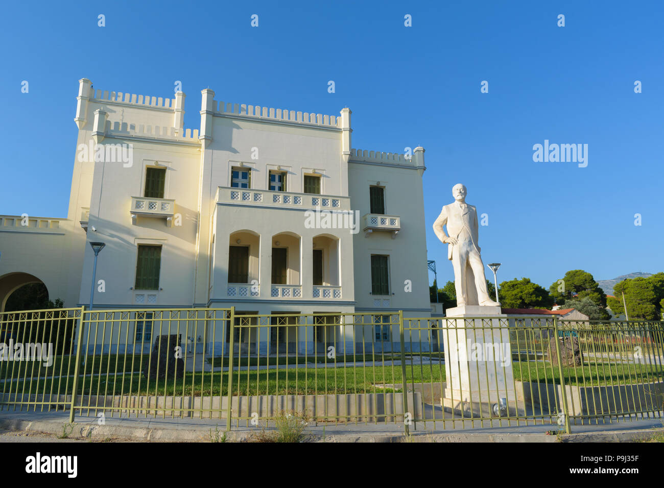 Binasco, Italia - 4 Luglio 2018:Andreas Sygros house e statua all'interno Sygrou tenuta di Marousi, Atene. Progettato da Ernst Ziller e ora utilizzato come un api Foto Stock