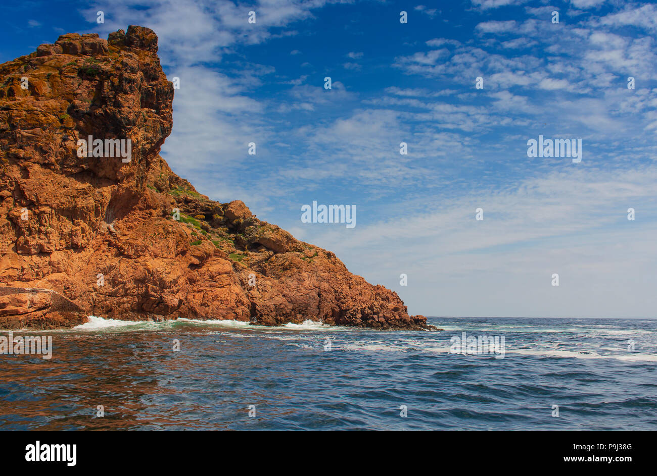 Vista su una formazione rocciosa nell'Oceano Atlantico vicino alla costa portugease Foto Stock