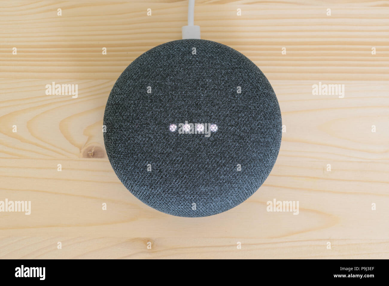 Atene, Grecia - 5 Luglio 2018: home page di Google mini smart speaker con costruito in Google Assistant Foto Stock