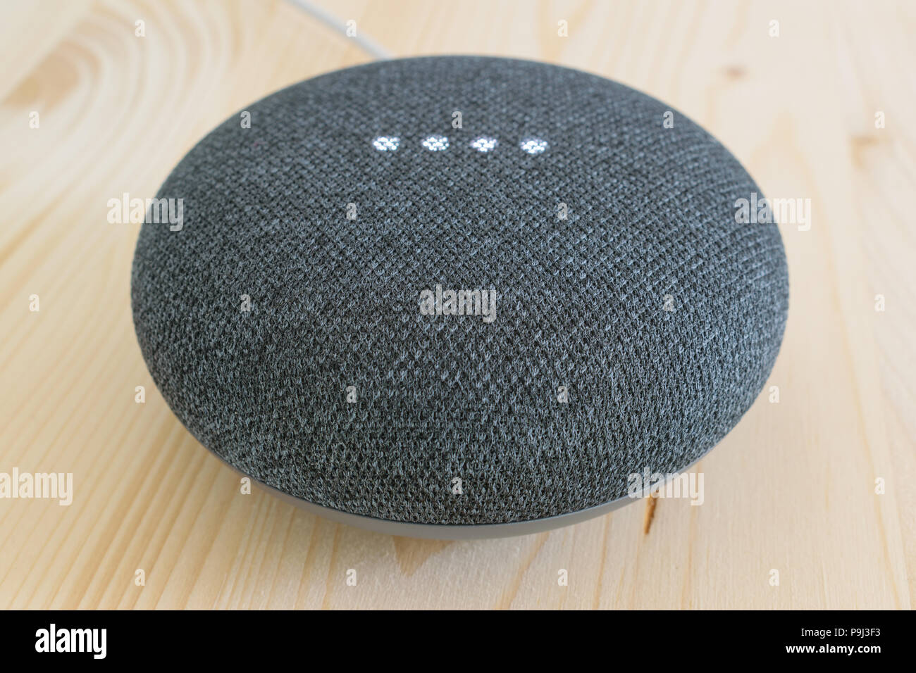 Atene, Grecia - 5 Luglio 2018: home page di Google mini smart speaker con costruito in Google Assistant Foto Stock