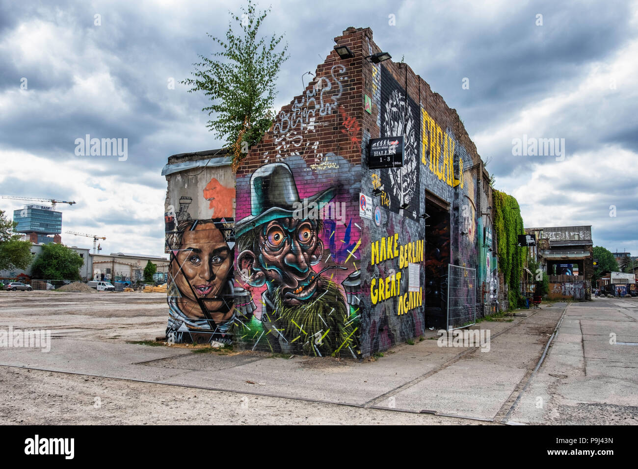 Berlin Friedrichshain, materie Gelände. Pubblicità per Flic Flac circus show 'Freak' su sbriciolamento mattoni vecchi parete edilizia Foto Stock
