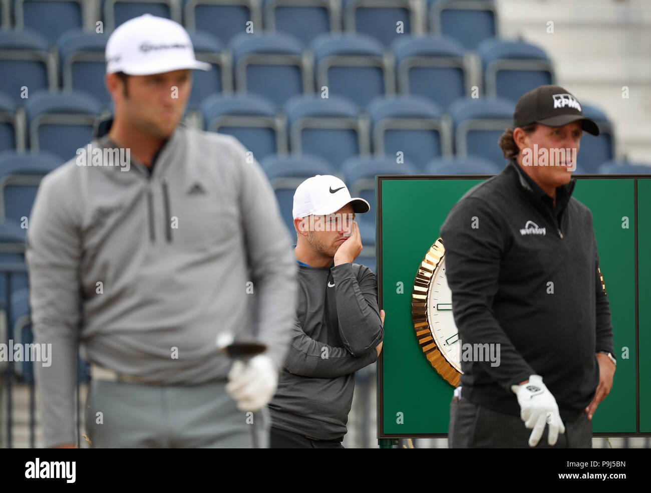 (Da sinistra a destra) della Spagna del Jon Rahm, Inghilterra del Tom Lewis e USA di Phil Mickelson il 3 tee durante l'anteprima giorno quattro del Campionato Open 2018 a Carnoustie Golf Links, Angus. Foto Stock