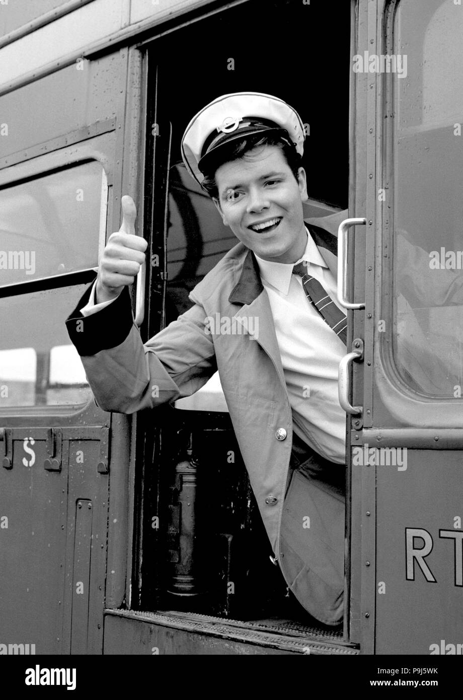 File foto datata 07/0/1962 di Sir Cliff Richard, che ha vinto la sua azione legale contro la BBC sulla copertura di un raid della polizia nel suo appartamento in Berkshire in agosto 2014, su un autobus a due piani a Londra per promuovere il suo film Vacanze estive. Foto Stock