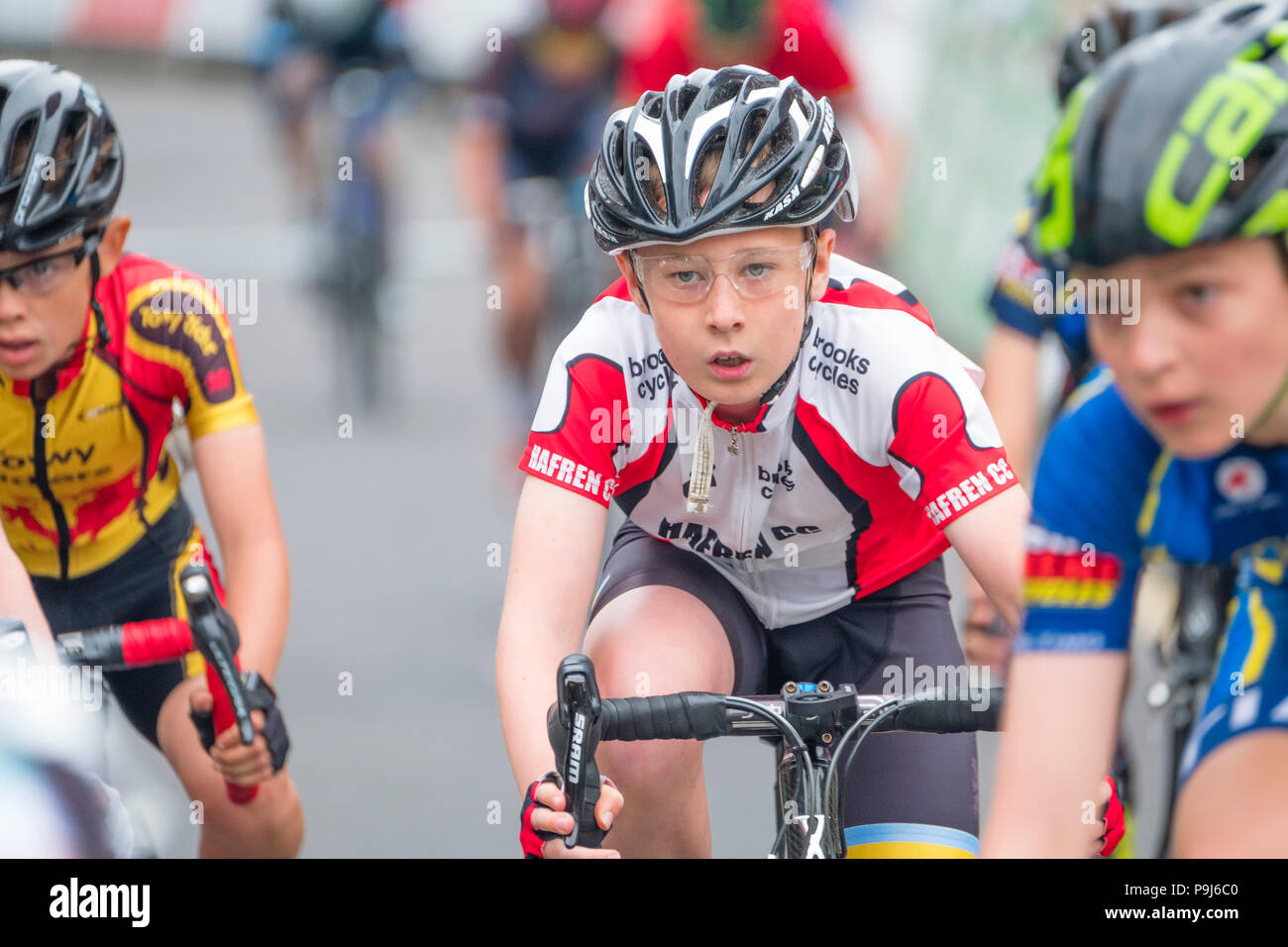 In bicicletta con il Regno Unito: i bambini e i giovani a competere in una serie di gare di strada intorno a Aberystwyth Wales UK come parte dell'annuale del ciclo di Aber Fest evento, un festival di strada e fuoristrada ciclismo su strada che si svolgono in città a maggio di ogni anno. Foto Stock