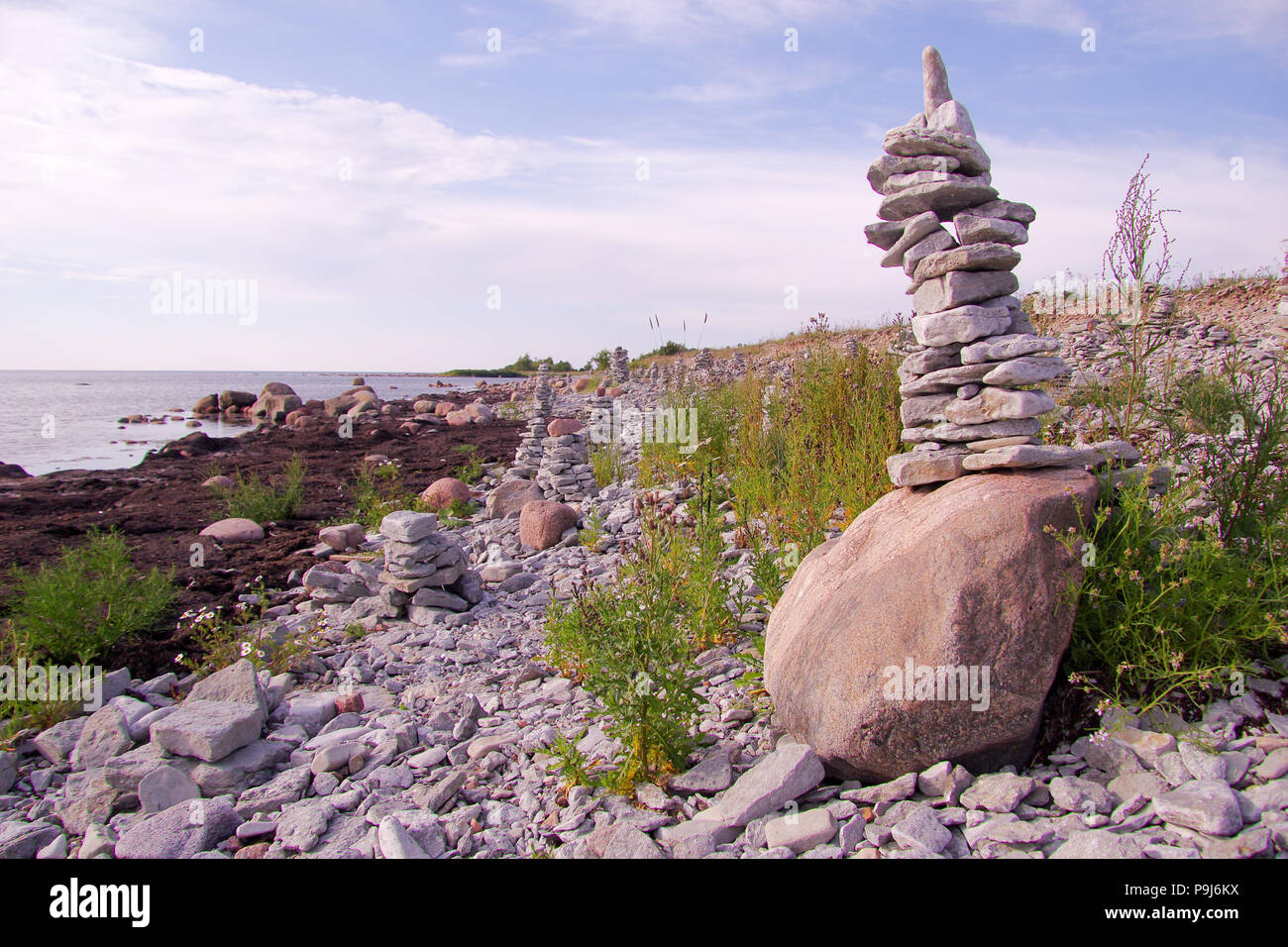Torri di pietra sulla spiaggia dell'isola di Saaremaa in Estonia occidentale dove le persone hanno portato semplice vita di pesca per secoli Foto Stock