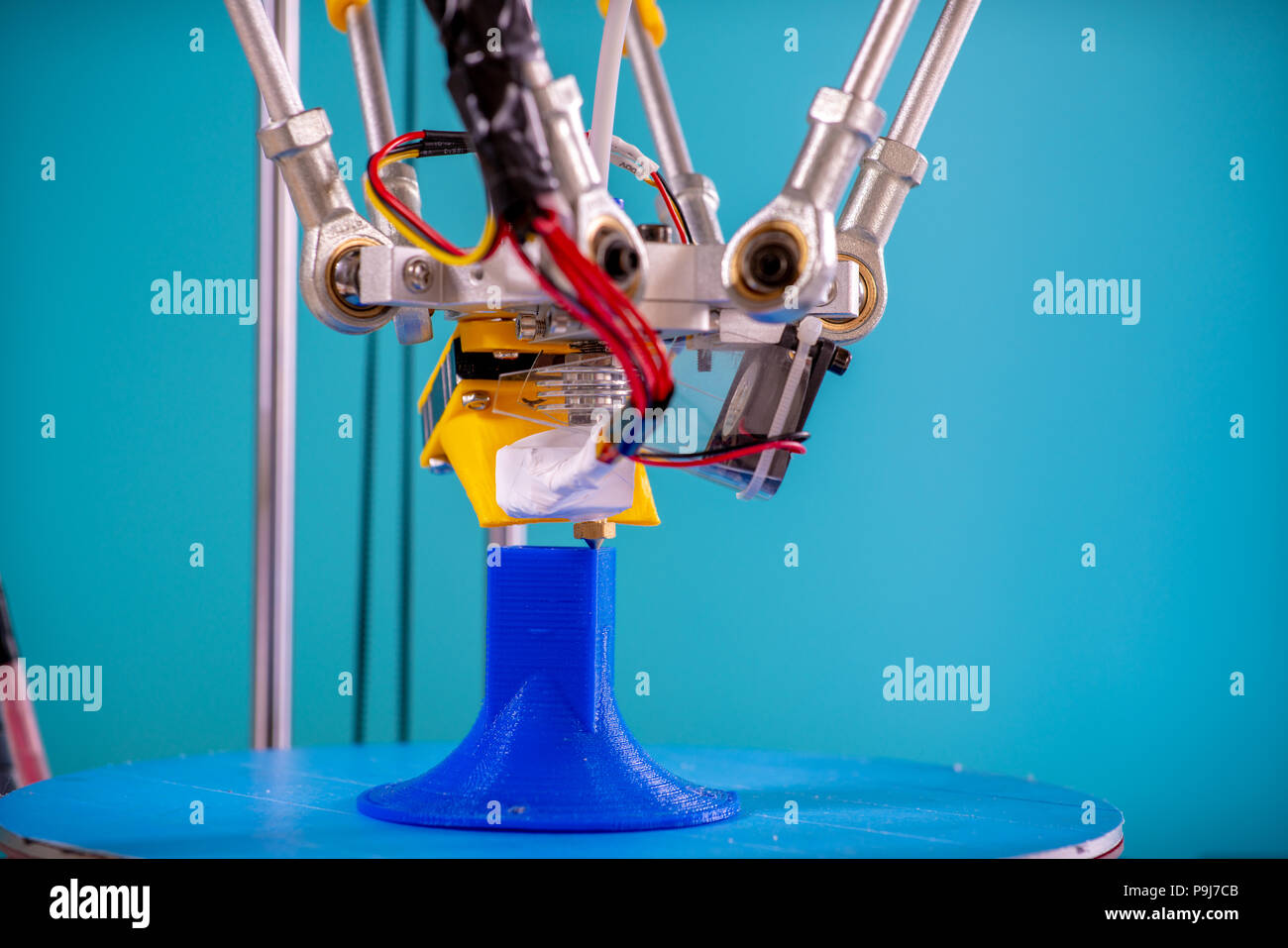Ricambi di stampa su di un delta stampante 3D in laboratorio industriale Foto Stock
