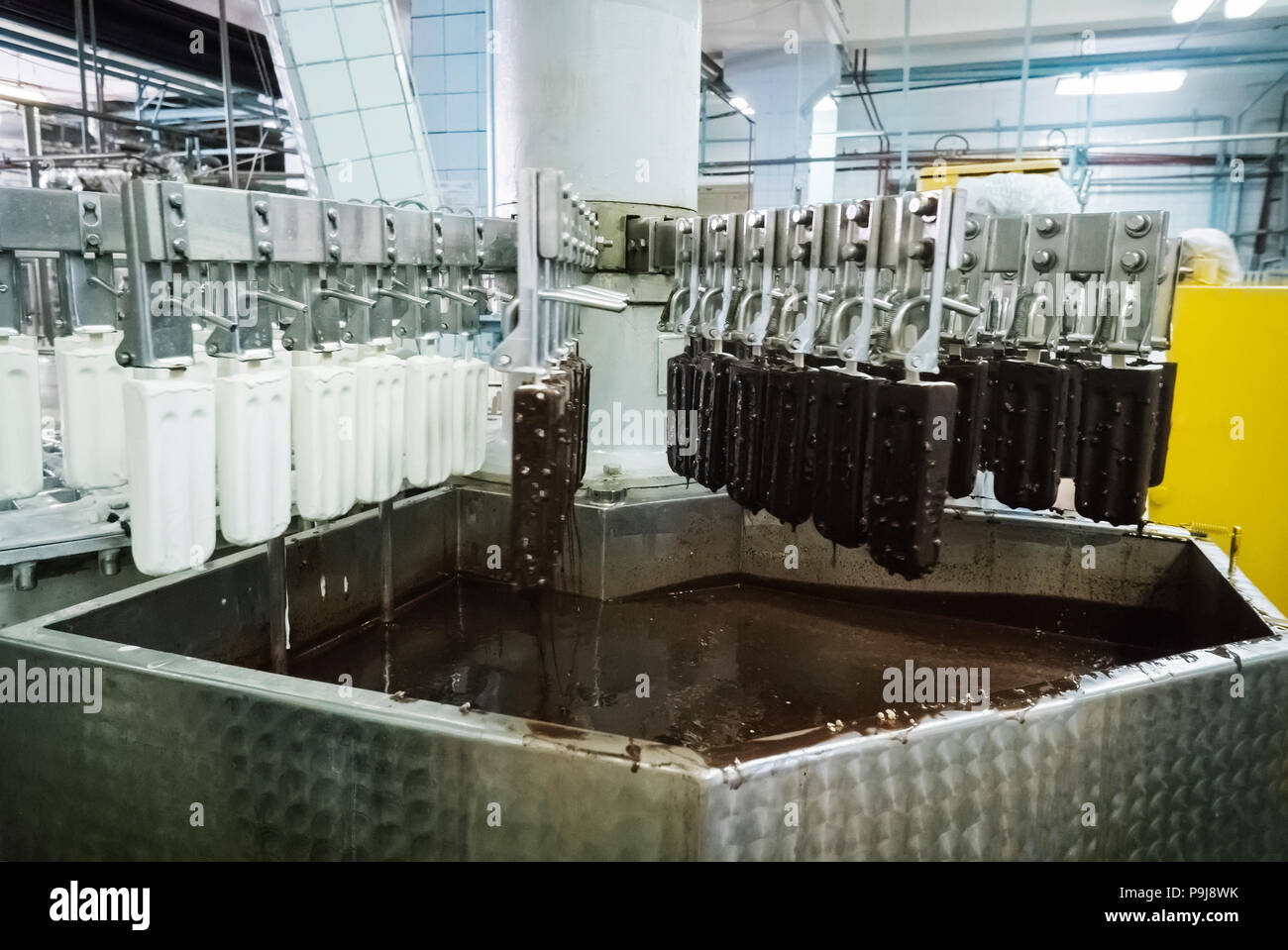 Il trasportatore linee automatiche per la produzione di gelato Foto Stock
