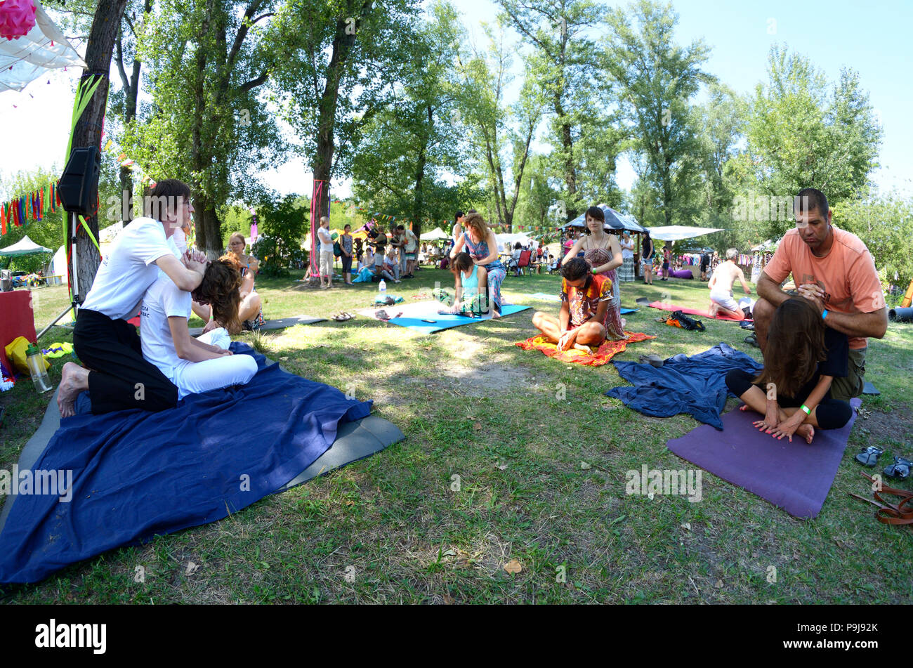 Persone che praticano il massaggio Thai durante il festival di Yoga e cultura vedica "Vedalife-2017, Isola". Il 7 agosto 2017. A Kiev, Ucraina Foto Stock