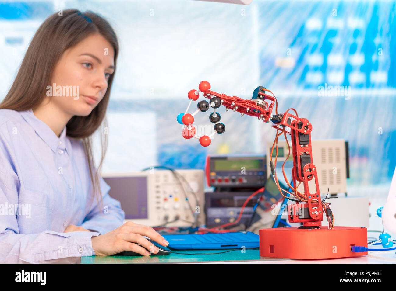 Ragazza di studenti nella classe di robotica Foto Stock