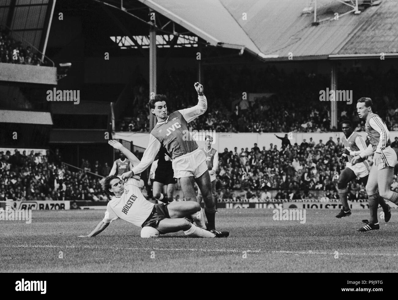 Arsenal's Alan Smith perde il suo equilibrio dopo una scivolata dal Tottenham Hotspur's Gary Mabbutt. Foto Stock