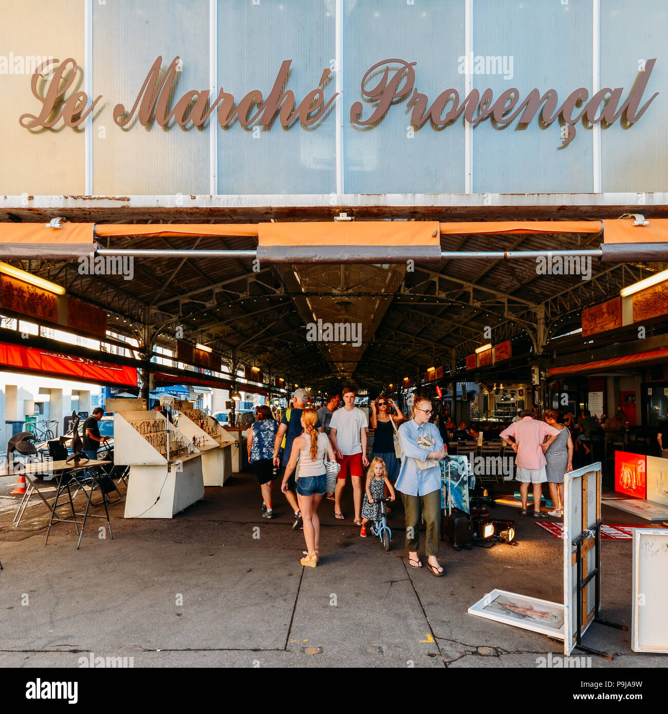 Ingresso al mercato provenzale in Antibes, Cote D'Azur, in Francia Foto Stock