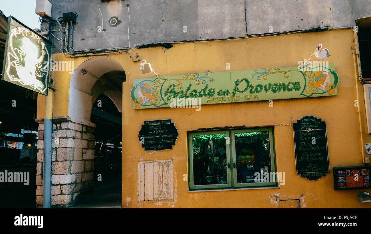 Ingresso ad un negozio di assenzio a Antibes, Francia Foto Stock