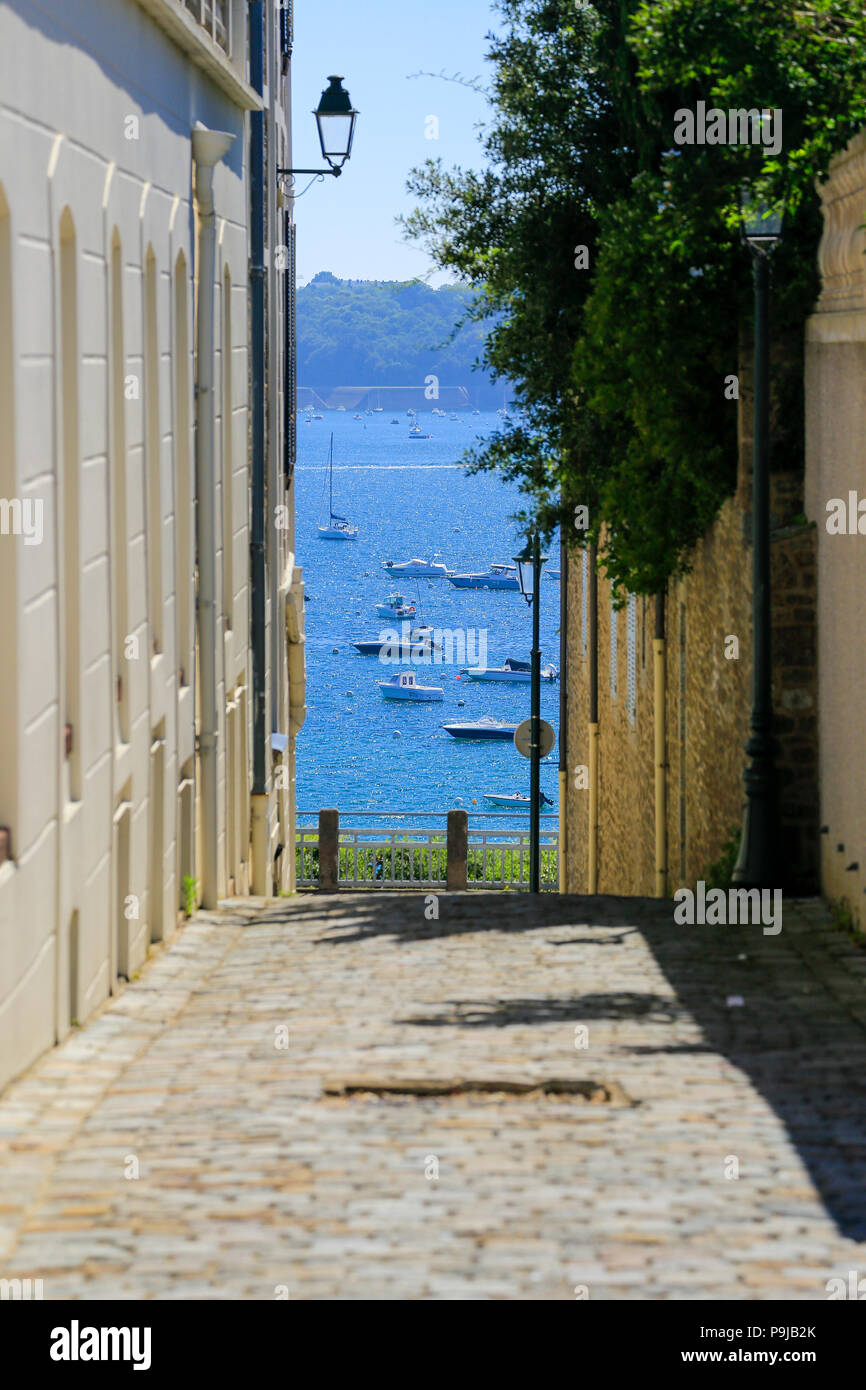 Vicolo al mare in Dinard northern Brittany, Francia. Foto Stock