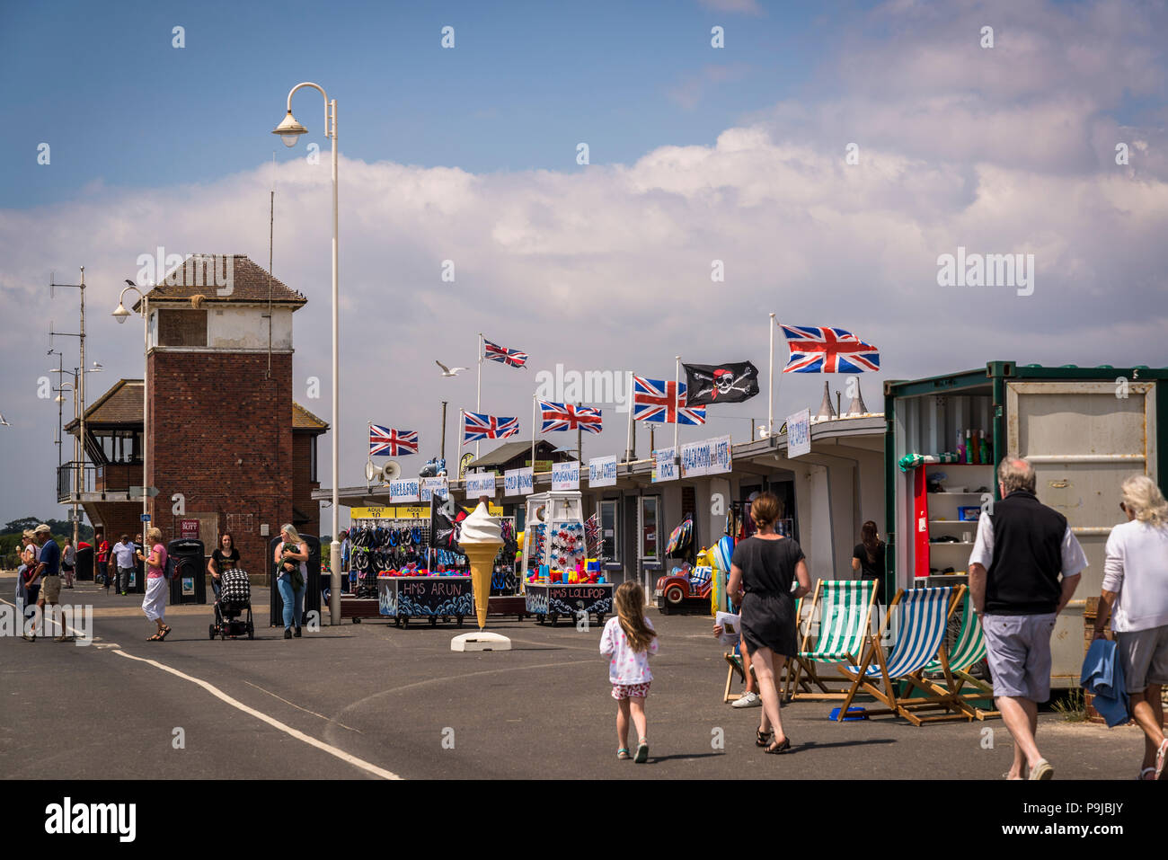 Littlehampton, East beach promenade, con una tipica località balneare negozi di souvenir, West Sussex, in Inghilterra, Regno Unito Foto Stock