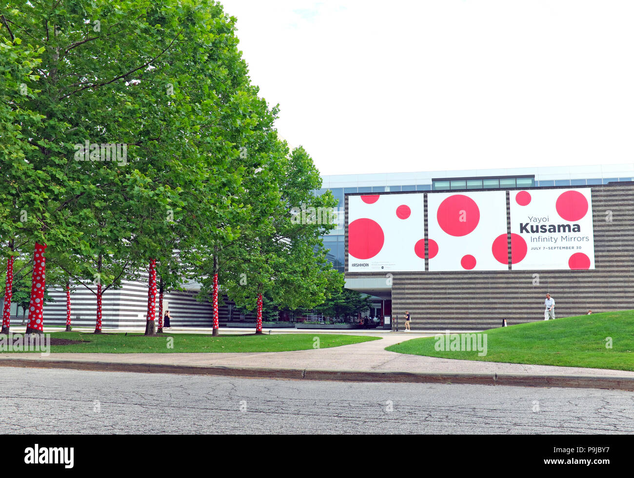 Alberi al di fuori del Cleveland Museum of Art di Cleveland, Ohio sono avvolti in rosso con punti aiutando il mercato Kusama specchi Infinity mostra. Foto Stock