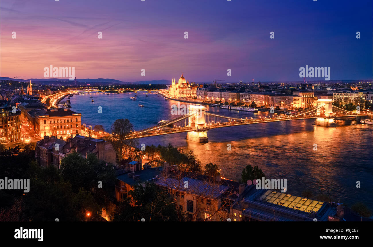Bellissima vista della parte storica di Budapest e del Danubio di notte Foto Stock