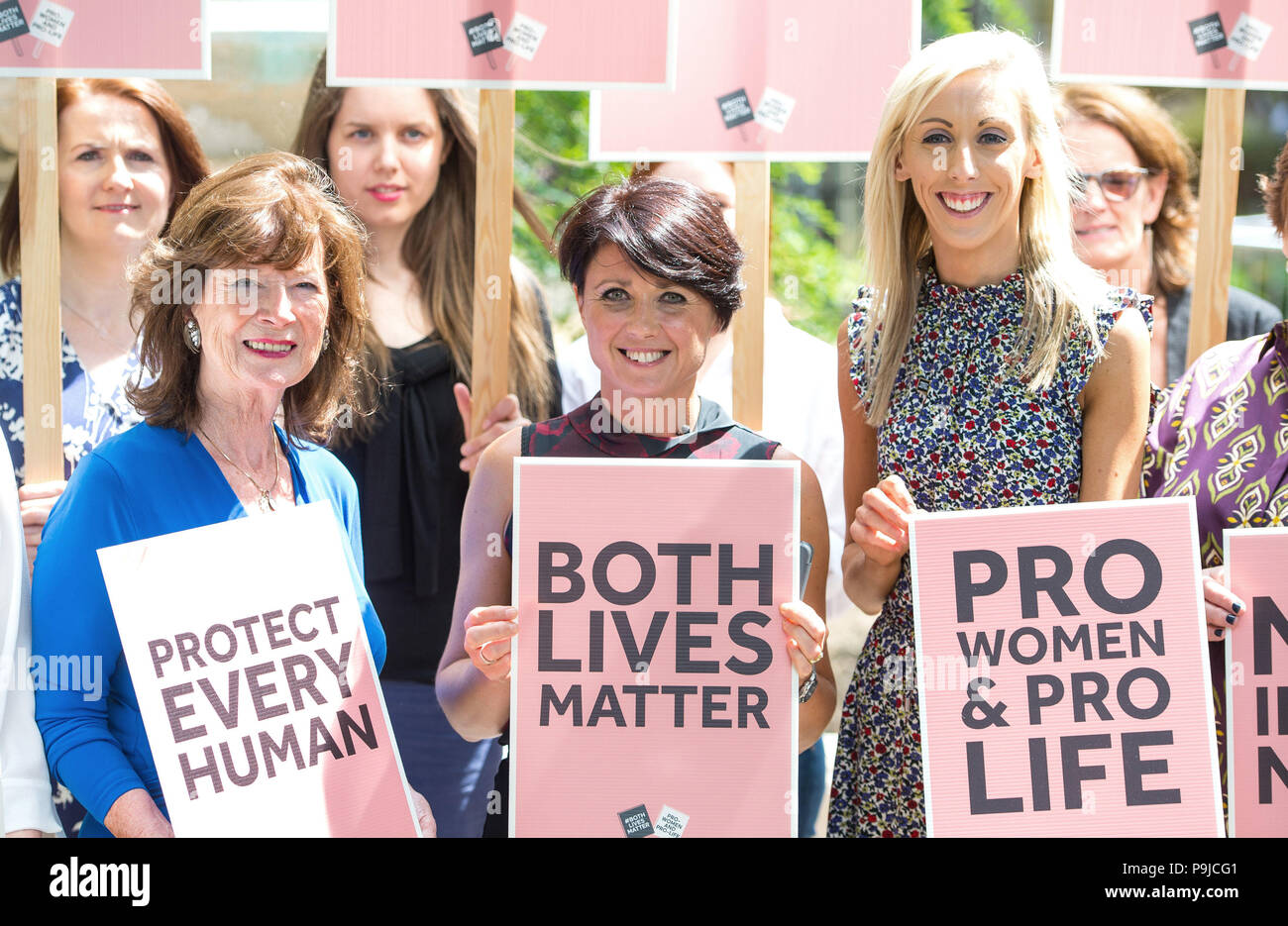 Fondatore della vita sia questione Alba McAvoy (centro) e MLA Carla Lockhart (destra) si uniscono in Irlanda del Nord le donne a torre di Victoria Gardens a Londra, come protestano contro la possibile istituzione di modifiche alle leggi sull aborto da Westminster. Foto Stock