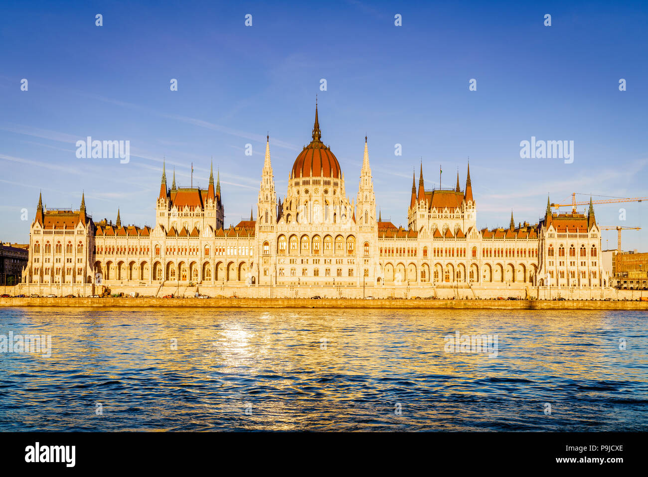Famoso parlamento ungherese edificio sulla riva del fiume Danubio Foto Stock