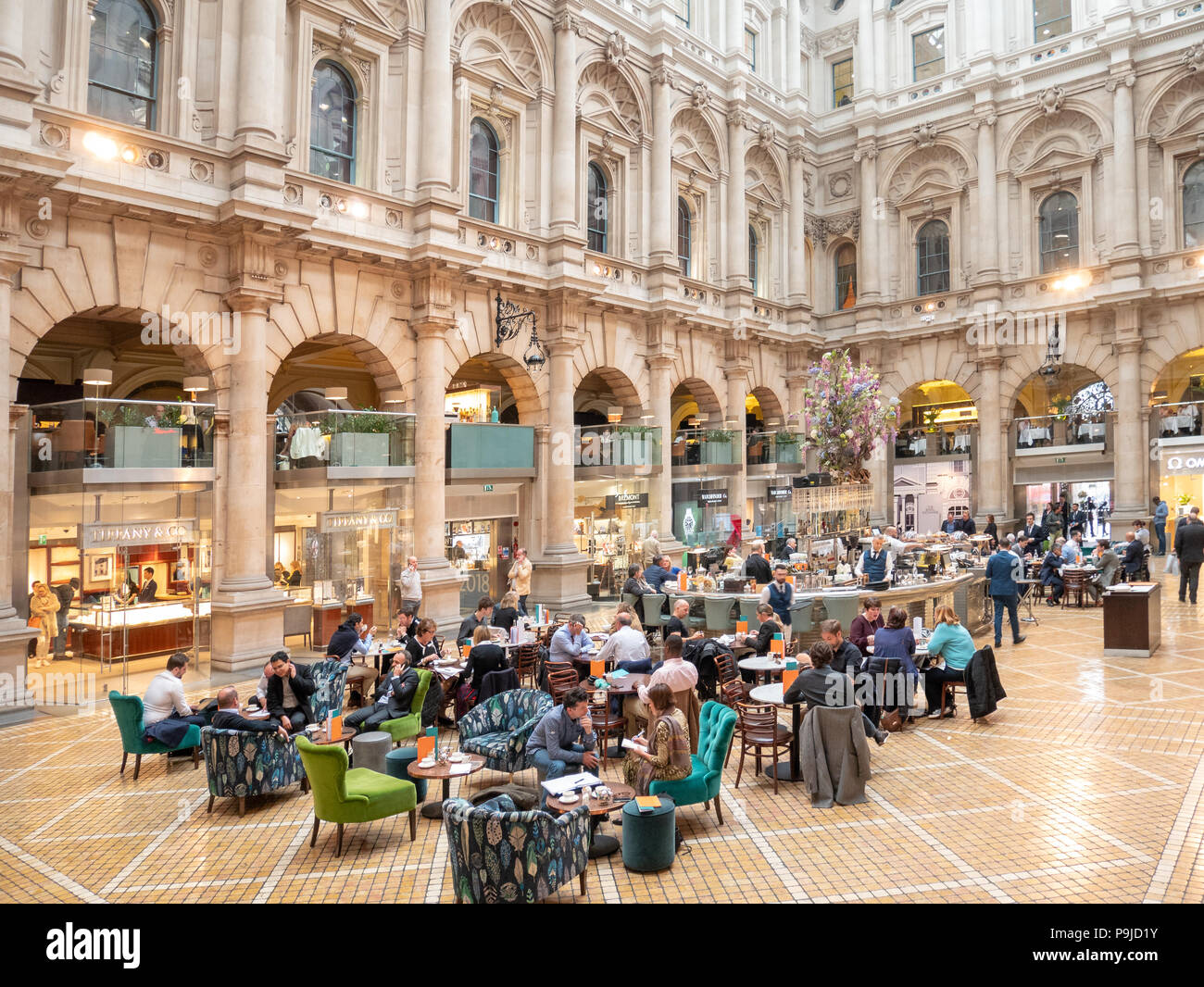 Negozi, ristoranti e bar nel Royal Exchange, città di Londra, Regno Unito Foto Stock